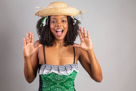Téléchargez les photos : Portrait, femme brésilienne noire en habits de fête junina. Le festival de Saint John. expressions en gros plan. - en image libre de droit