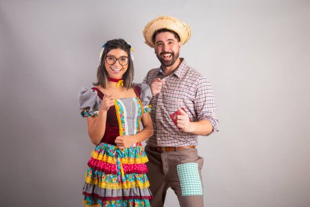 Foto de Pareja brasileña vestida con ropa de fiesta junina, fiesta de So Joo invitando con las manos, ven aquí. - Imagen libre de derechos