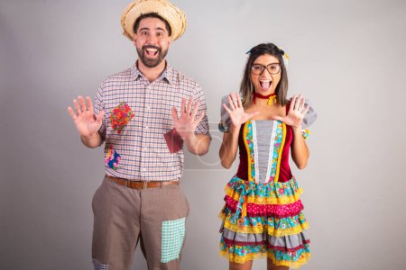 Téléchargez les photos : Couple brésilien vêtu de vêtements de fête junina, fête de So Joo surpris, wow, incroyable. - en image libre de droit