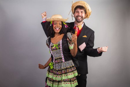 Téléchargez les photos : Portrait, couple brésilien en habits de fête junina. Le festival de Saint John. célébrer. - en image libre de droit
