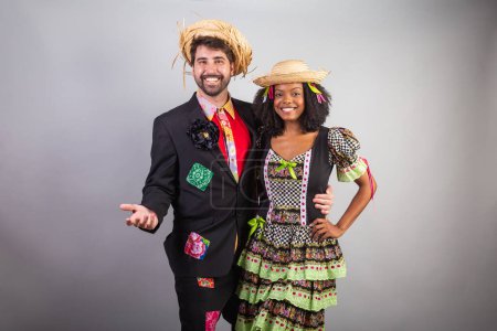 Téléchargez les photos : Portrait, couple brésilien en habits de fête junina. Saint John's festival. - en image libre de droit