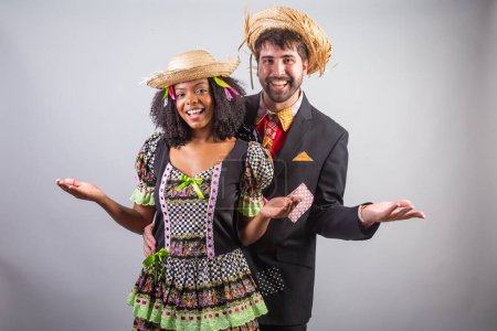 Téléchargez les photos : Portrait, couple brésilien en habits de fête junina. Le festival de Saint John. Bienvenue. - en image libre de droit