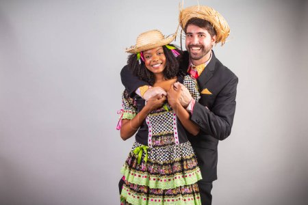 Téléchargez les photos : Portrait, couple brésilien en habits de fête junina. Le festival de Saint John. embrassé. - en image libre de droit