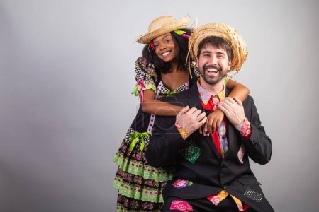 Foto de Retrato, pareja brasileña en ropa de fiesta junina. Festival de San Juan. abrazado. - Imagen libre de derechos