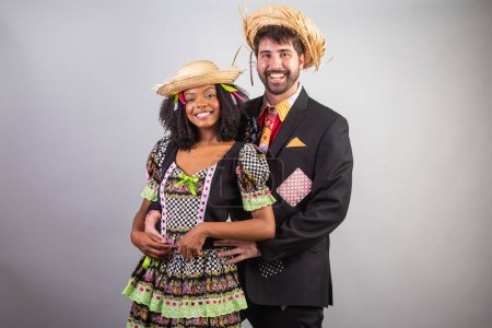 Foto de Retrato, pareja brasileña en ropa de fiesta junina. Festival de San Juan. - Imagen libre de derechos
