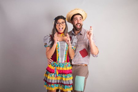 Téléchargez les photos : Couple brésilien vêtu de vêtements de fête junina, fête de So Joo espérant, souhaitant. - en image libre de droit
