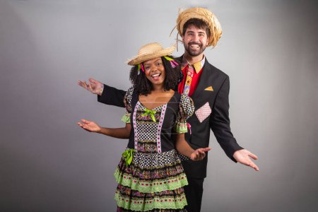 Foto de Retrato, pareja brasileña en ropa de fiesta junina. Festival de San Juan. Bienvenida. - Imagen libre de derechos
