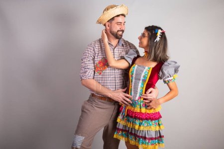 Téléchargez les photos : Couple brésilien vêtu de vêtements de fête junina, fête de So Joo embrassé - en image libre de droit