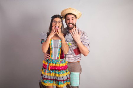 Téléchargez les photos : Couple brésilien vêtu de vêtements de fête junina, fête de So Joo incroyable, incroyable. - en image libre de droit