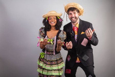 Téléchargez les photos : Portrait, couple brésilien en habits de fête junina. Le festival de Saint John. appeler avec les mains. - en image libre de droit