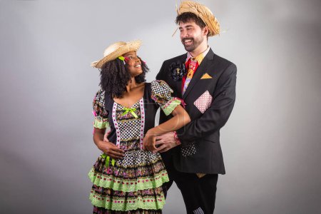 Téléchargez les photos : Portrait, couple brésilien en habits de fête junina. Saint John's festival. - en image libre de droit