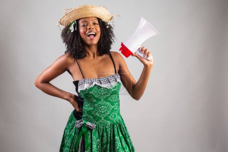 Téléchargez les photos : Portrait, femme brésilienne noire en habits de fête junina. Le festival de Saint John. publicité avec mégaphone - en image libre de droit