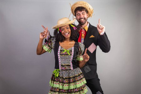 Foto de Retrato, pareja brasileña en ropa de fiesta junina. Festival de San Juan. bailando. - Imagen libre de derechos