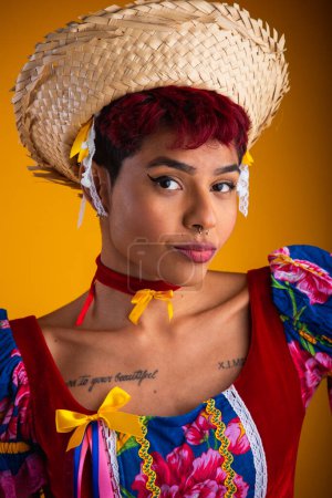 Foto de Retrato vertical, mujer brasileña con ropa de fiesta junina. Arraial, Fiesta de San Juan. Foto de primer plano. - Imagen libre de derechos