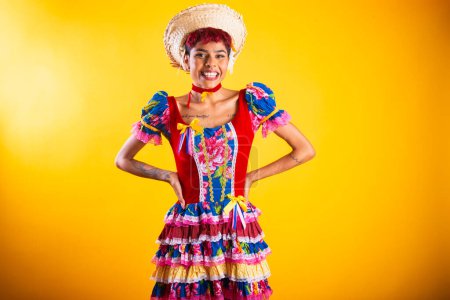 Foto de Mujer brasileña con ropa de fiesta junina. Arraial, Fiesta de San Juan. manos en la cintura. - Imagen libre de derechos
