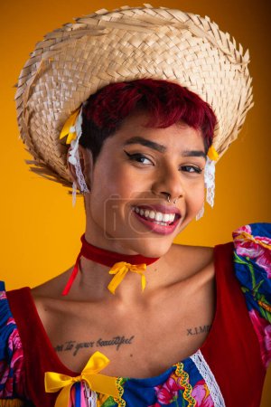 Foto de Retrato vertical, mujer brasileña con ropa de fiesta junina. Arraial, Fiesta de San Juan. Foto de primer plano. - Imagen libre de derechos