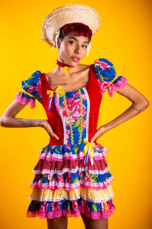 Téléchargez les photos : Portrait vertical, femme brésilienne en habits de fête junina. Arraial, Fête de Saint-Jean. - en image libre de droit