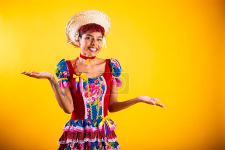 Foto de Mujer brasileña con ropa de fiesta junina. Arraial, Fiesta de San Juan. brazos abiertos. - Imagen libre de derechos