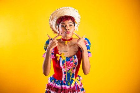 Téléchargez les photos : Femme brésilienne avec des vêtements de festa junina. Arraial, fête de Saint-Jean. baiser, montrant les lèvres. - en image libre de droit