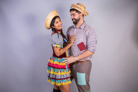 Téléchargez les photos : Couple brésilien, vêtements de festa junina, arraial, festa de so joo. copain et copine, cabine de bisous. amour. l'échange d'affection - en image libre de droit