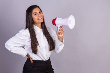 Foto de Mujer brasileña, sosteniendo megáfono, anunciando promoción, publicidad y producto, descuento. - Imagen libre de derechos