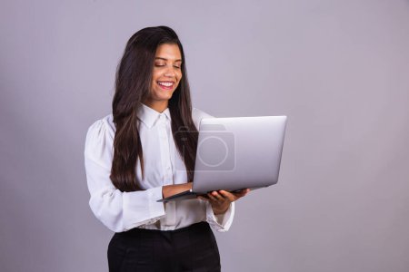 Foto de Mujer brasileña sosteniendo portátil, ordenador portátil. - Imagen libre de derechos