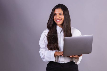 Foto de Mujer brasileña sosteniendo portátil, ordenador portátil. - Imagen libre de derechos