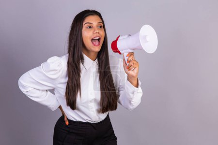 Téléchargez les photos : Femme brésilienne, tenant mégaphone, annonçant la promotion, la publicité et le produit, remise. - en image libre de droit