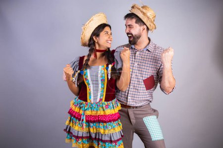 Téléchargez les photos : Couple brésilien, vêtements de festa junina, arraial, festa de so joo. petit ami et petite amie. Célébration - en image libre de droit