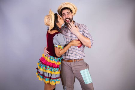 Téléchargez les photos : Couple brésilien, vêtements de festa junina, arraial, festa de so joo. copain et copine, cabine de bisous. amour. embrasser - en image libre de droit