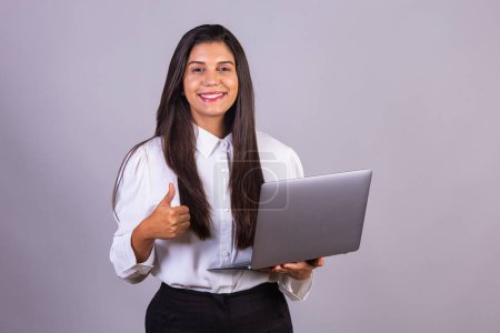 Téléchargez les photos : Femme brésilienne tenant un ordinateur portable, ordinateur portable. - en image libre de droit