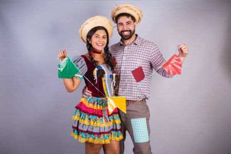 Téléchargez les photos : Couple brésilien, vêtements de festa junina, arraial, festa de so joo. petit ami et petite amie. drapeaux d'attente - en image libre de droit