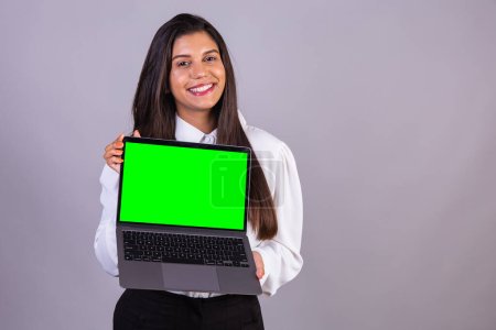 Téléchargez les photos : Femme brésilienne tenant un carnet avec écran vert. - en image libre de droit