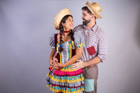Téléchargez les photos : Couple brésilien, vêtements de festa junina, arraial, festa de so joo. copain et copine, cabine de bisous. amour. Adopté - en image libre de droit