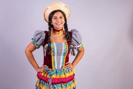 Foto de Mujer brasileña, ropa de Festa Junina, Arraial, Festa de Sao Joao. manos en la cintura. - Imagen libre de derechos