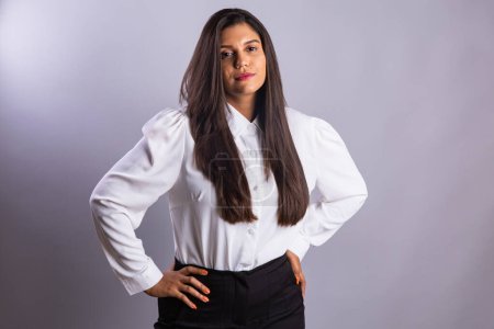 Photo for Brazilian woman, Businesswoman, entrepreneur, horizontal portrait. - Royalty Free Image