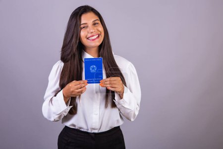Brasilianische Geschäftsfrau mit Arbeitskarte. Übersetzung ins Englische (Beschäftigungskarte und Sozialversicherung)
