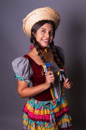 Téléchargez les photos : Femme brésilienne, vêtements de festa junina, arraial, festa de so joo. Portrait vertical - en image libre de droit