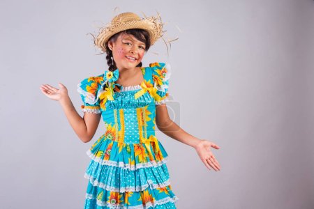 Téléchargez les photos : Enfant, fille brésilienne, avec des vêtements de fête de juin, les bras ouverts. - en image libre de droit
