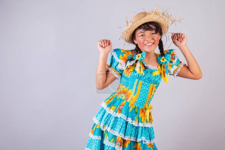 Foto de Niño, chica brasileña, con ropa Festa Junina, bailando. - Imagen libre de derechos