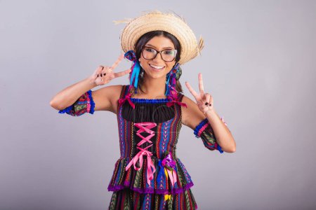 Téléchargez les photos : Femme brésilienne avec des vêtements de festa junina. paix et amour. - en image libre de droit