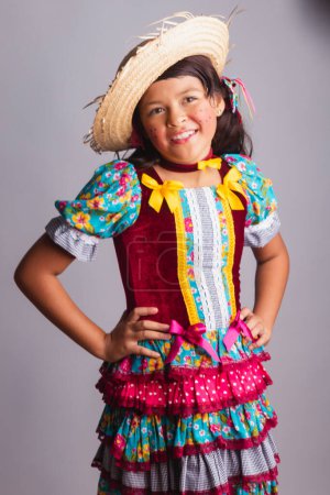 Téléchargez les photos : Enfant, fille brésilienne, dans les vêtements de la fête junina, portrait vertical. - en image libre de droit