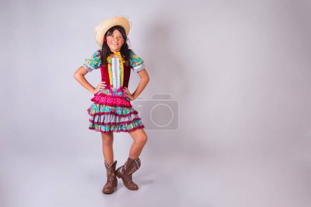 Foto de Niño, chica brasileña, en ropa de fiesta junina, retrato horizontal. cuerpo completo. - Imagen libre de derechos