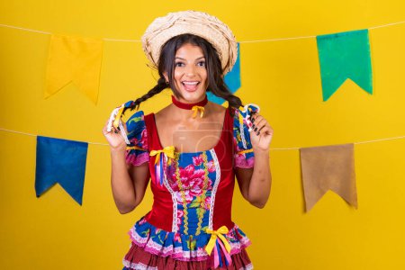 Téléchargez les photos : Femme brésilienne avec des vêtements de festa de so joo, festa junina. - en image libre de droit
