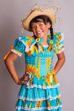 Téléchargez les photos : Enfant, fille brésilienne, avec des vêtements de festa junina, portrait vertical demi-corps. - en image libre de droit