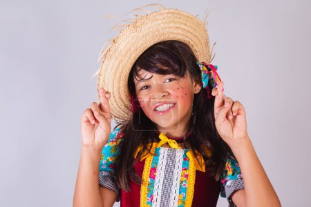 Téléchargez les photos : Enfant, fille brésilienne, avec des vêtements de fête de juin, expressions en gros plan. - en image libre de droit