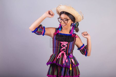Téléchargez les photos : Femme brésilienne avec des vêtements de festa junina. danse. - en image libre de droit