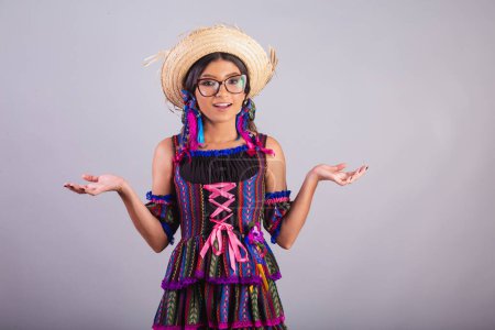 Foto de Mujer brasileña con ropa de fiesta junina. posando para la foto. - Imagen libre de derechos