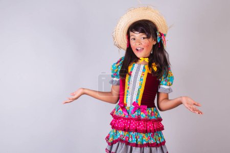 Téléchargez les photos : Enfant, fille brésilienne, avec des vêtements de fête de juin, incroyable, wow. - en image libre de droit