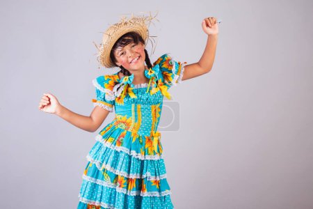 Foto de Niño, chica brasileña, con ropa Festa Junina, bailando. - Imagen libre de derechos